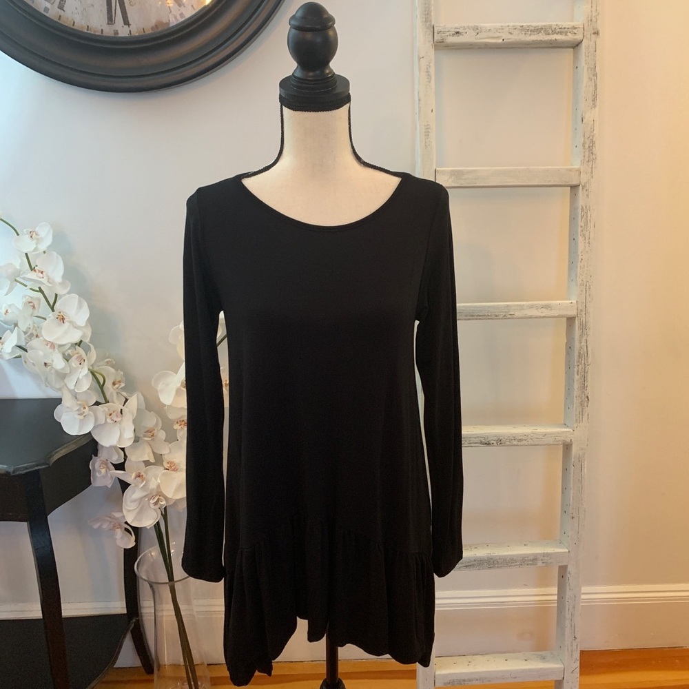 Store Closing!! Black High Low Ruffle Bottom Top - Picture 2 of 7